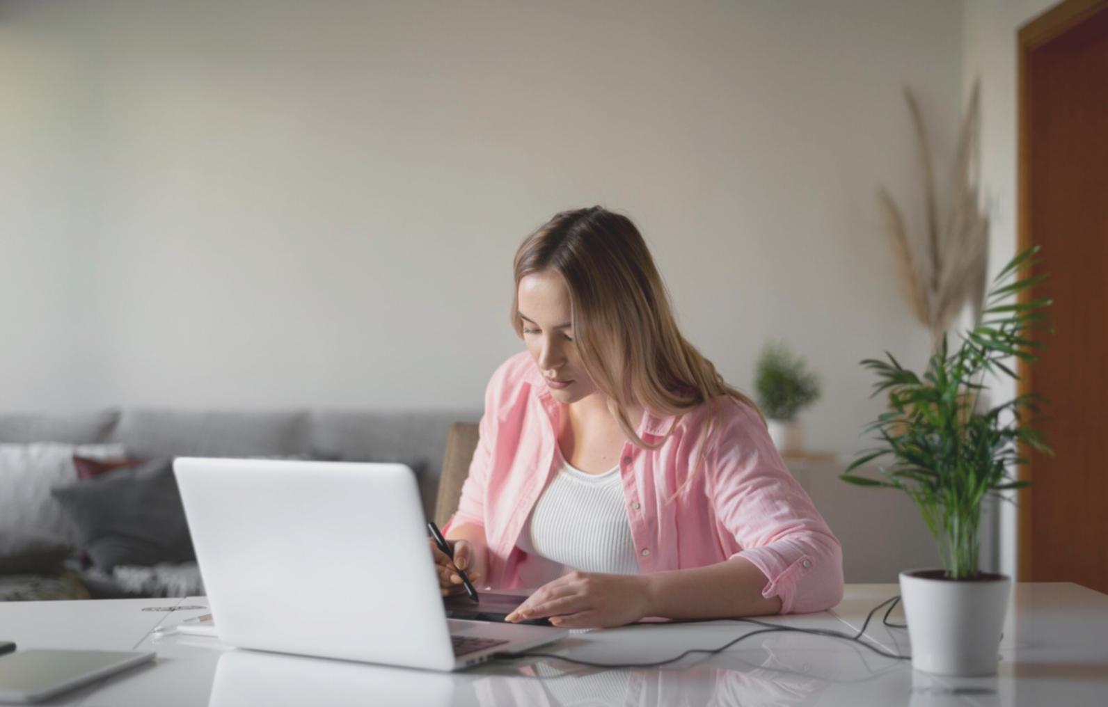 Professionista che organizza documenti finanziari su una scrivania